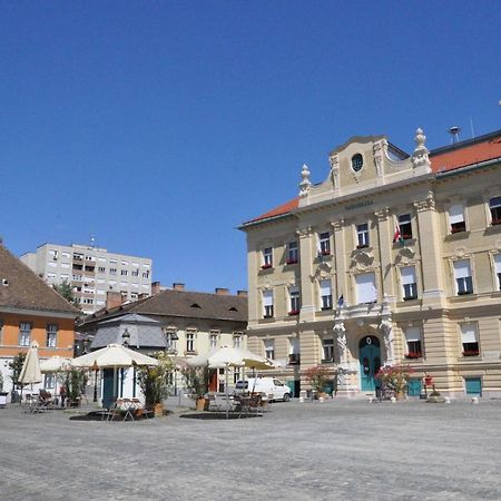 Stylish Historic Flat For 4 In Heart Of Oldbuda Budapest Eksteriør billede