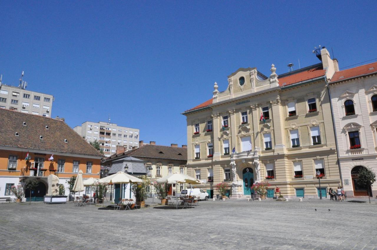 Stylish Historic Flat For 4 In Heart Of Oldbuda Budapest Eksteriør billede