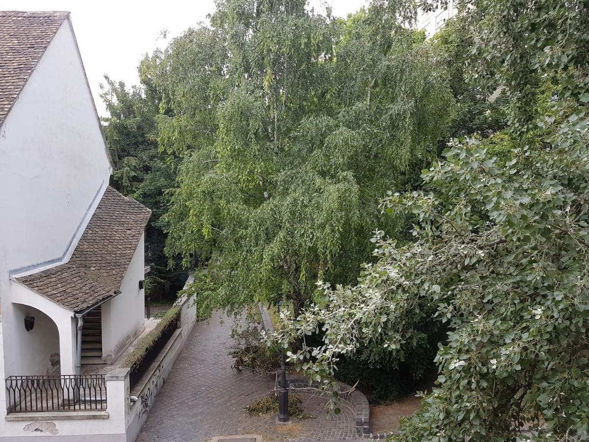 Stylish Historic Flat For 4 In Heart Of Oldbuda Budapest Eksteriør billede