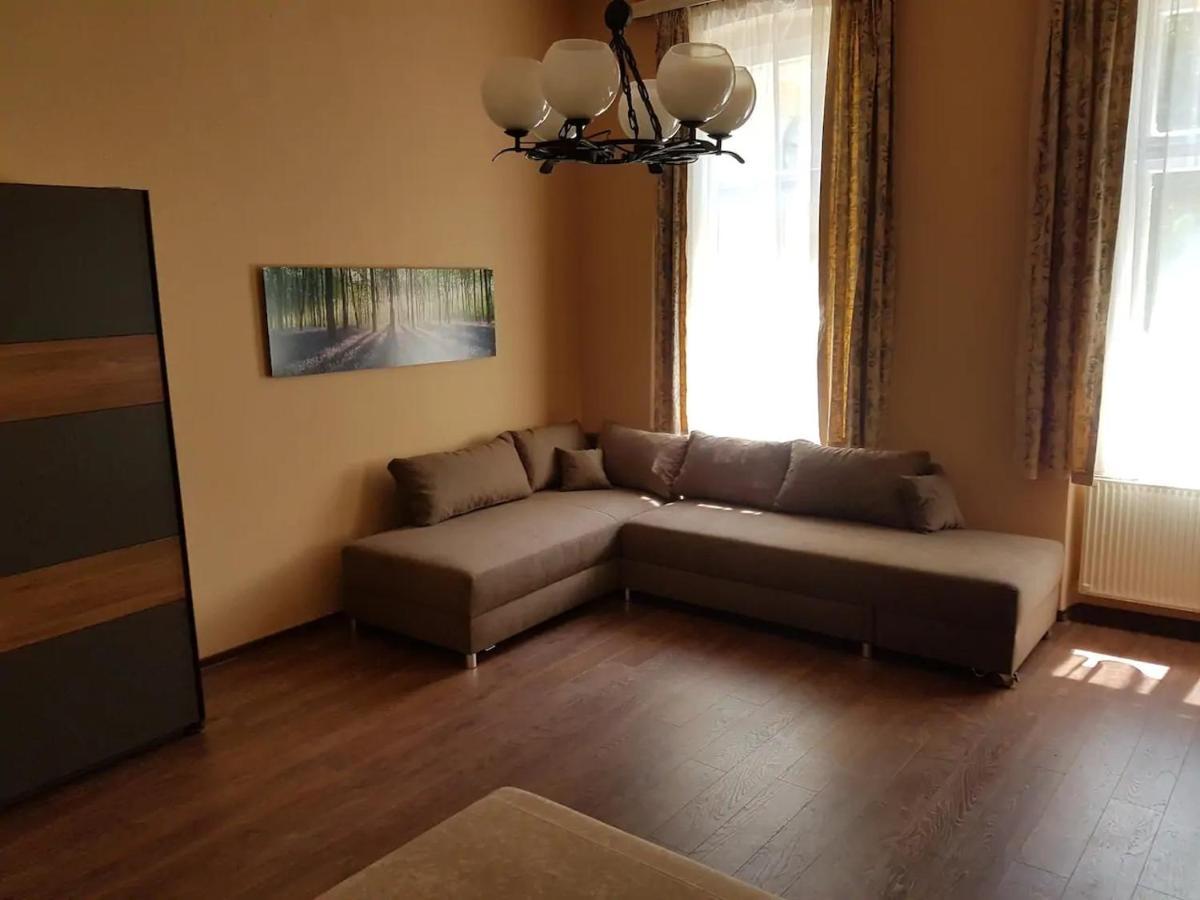 Stylish Historic Flat For 4 In Heart Of Oldbuda Budapest Eksteriør billede