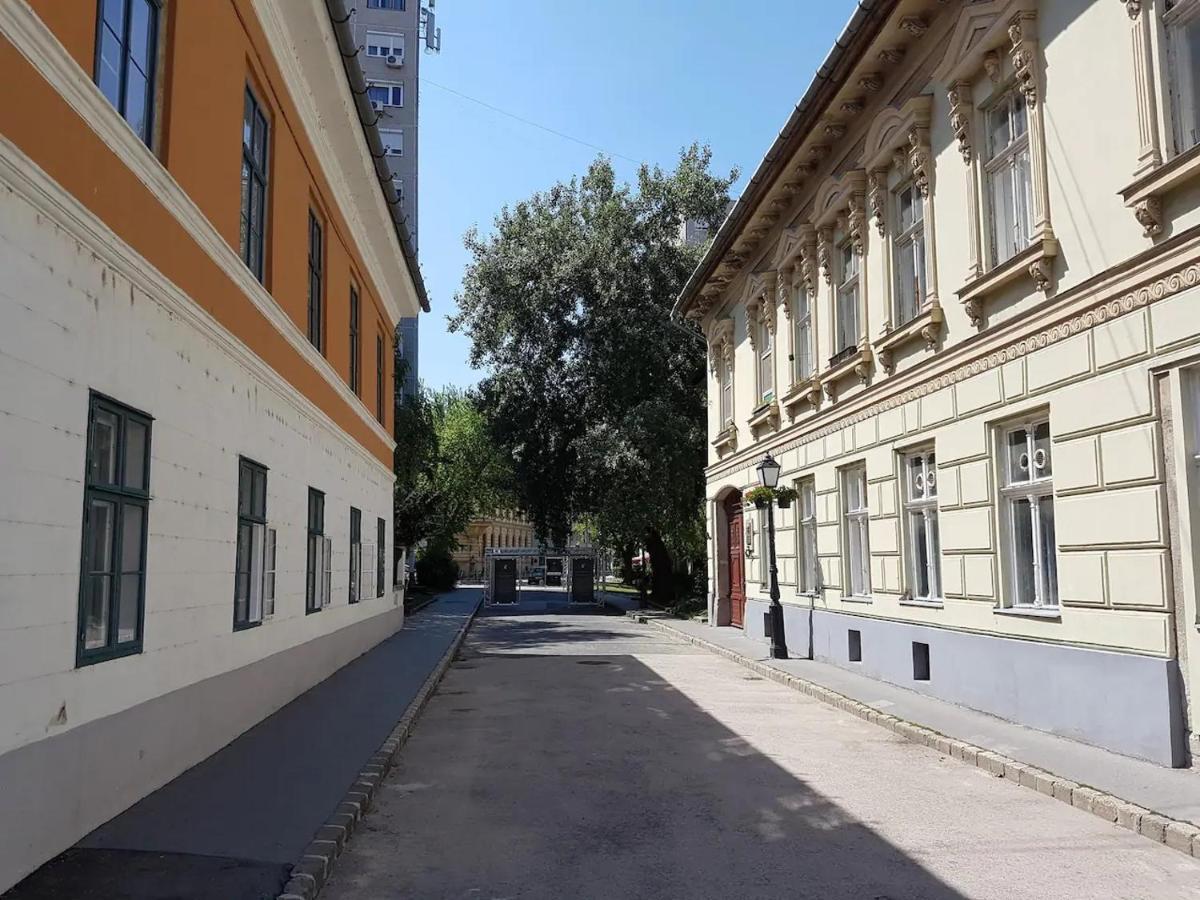 Stylish Historic Flat For 4 In Heart Of Oldbuda Budapest Eksteriør billede