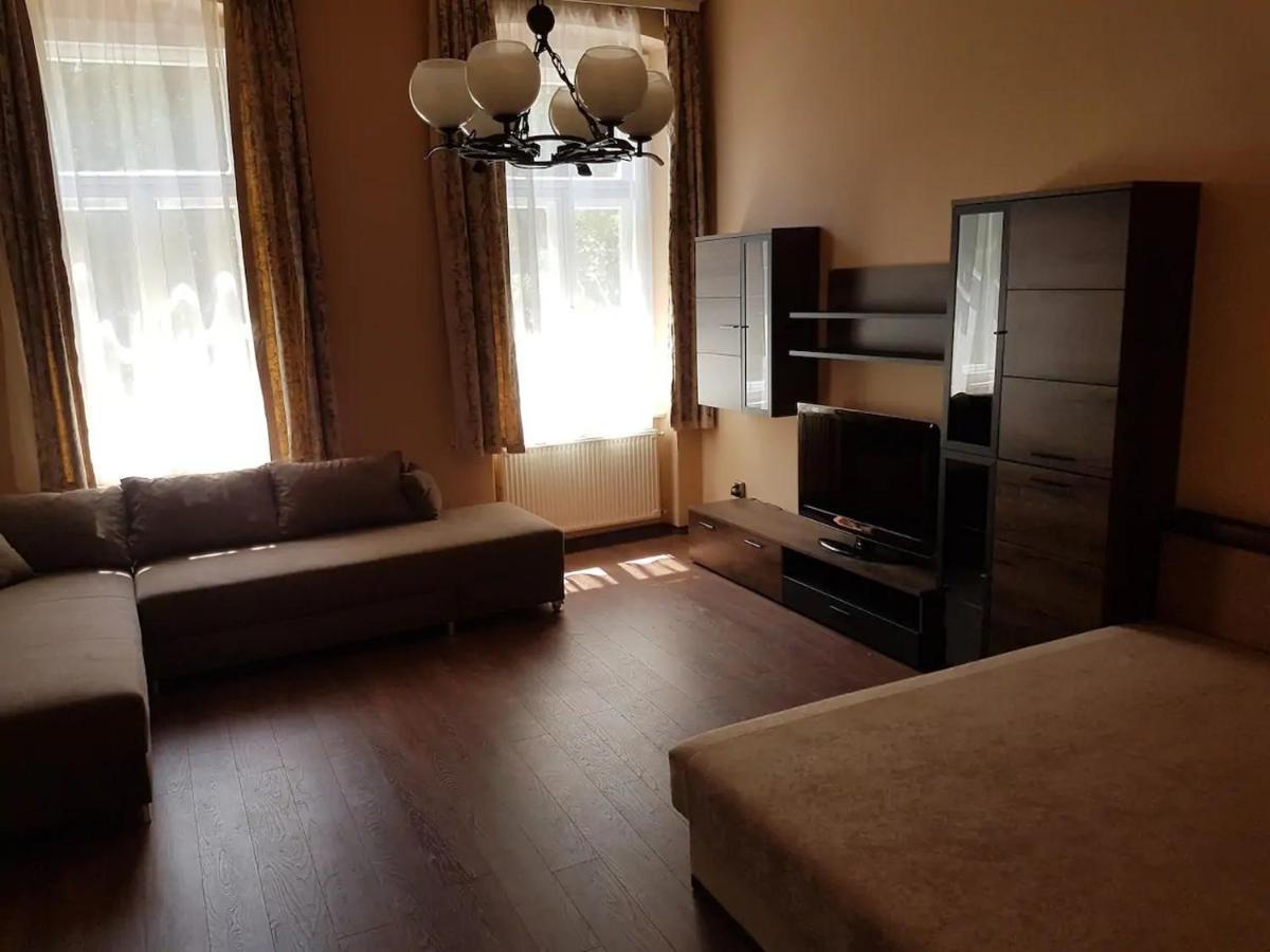 Stylish Historic Flat For 4 In Heart Of Oldbuda Budapest Eksteriør billede
