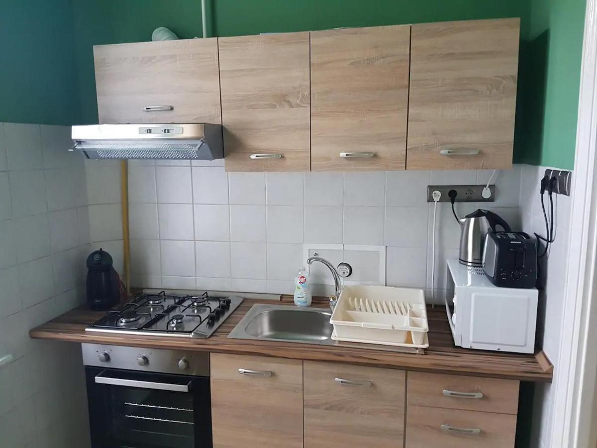Stylish Historic Flat For 4 In Heart Of Oldbuda Budapest Eksteriør billede