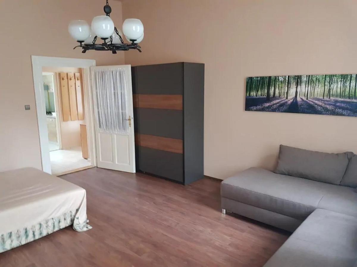 Stylish Historic Flat For 4 In Heart Of Oldbuda Budapest Eksteriør billede