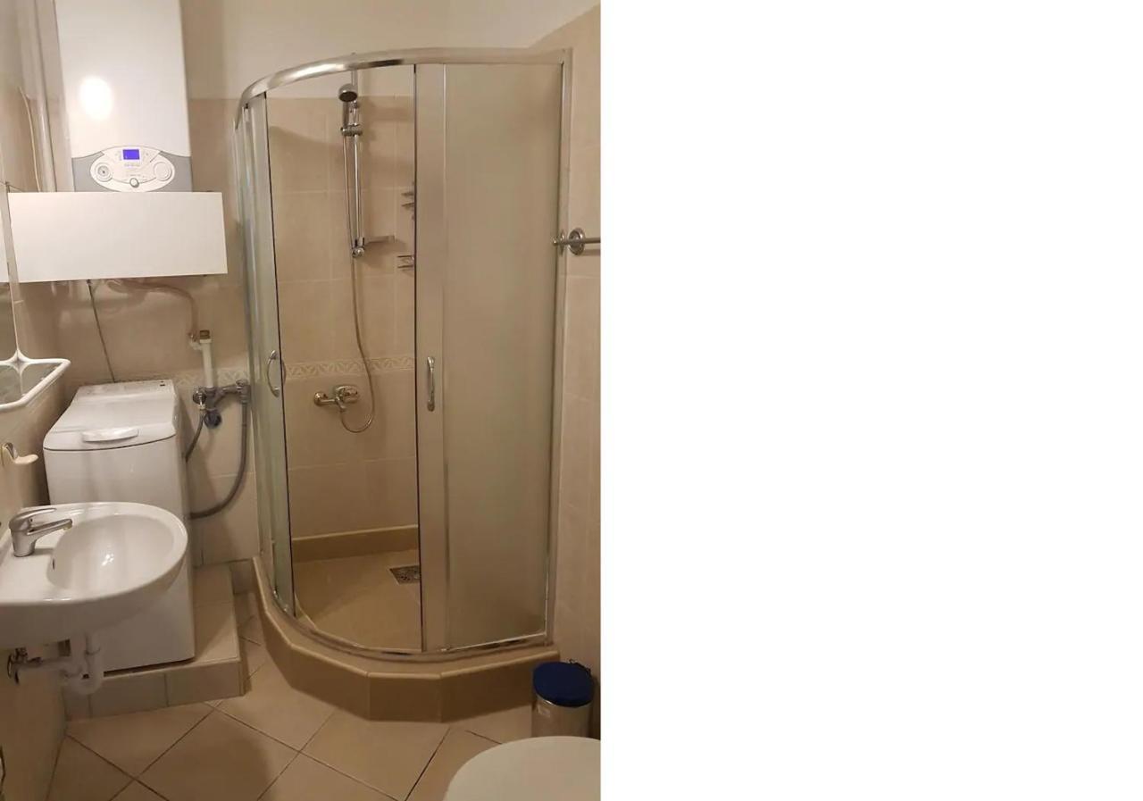 Stylish Historic Flat For 4 In Heart Of Oldbuda Budapest Eksteriør billede