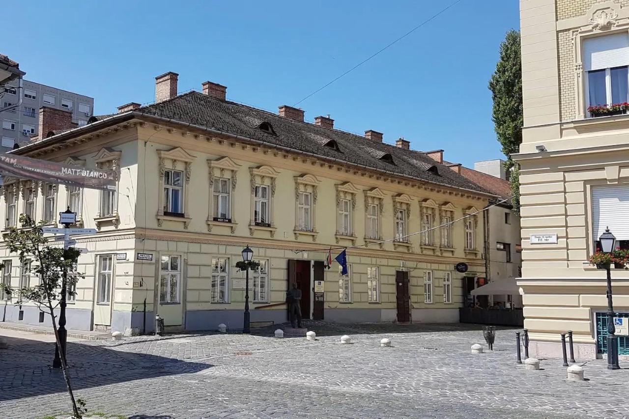Stylish Historic Flat For 4 In Heart Of Oldbuda Budapest Eksteriør billede